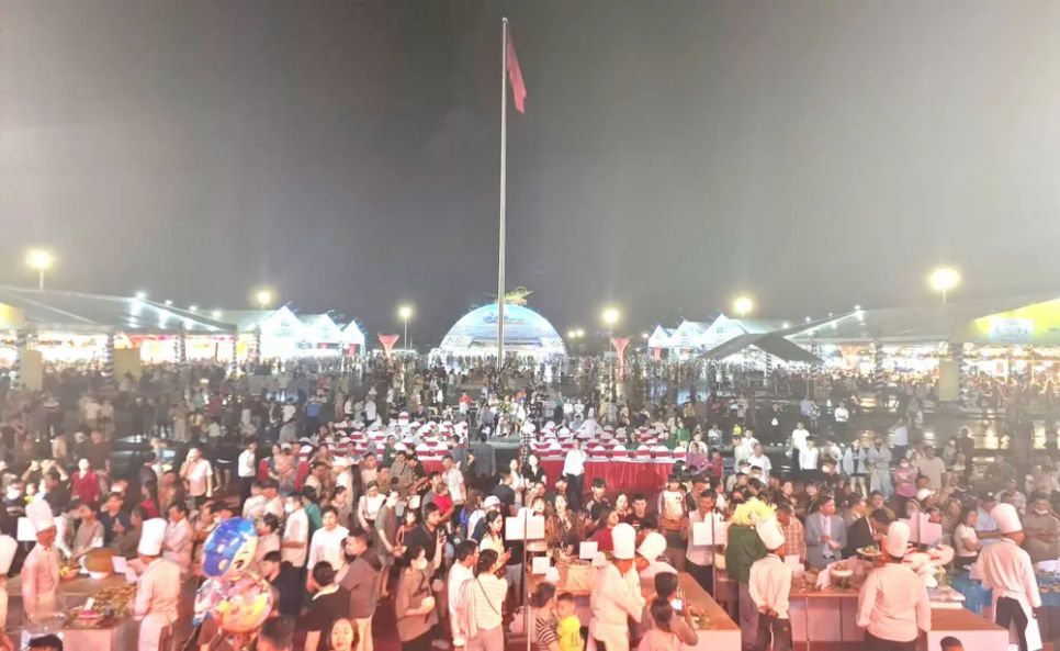 Khu vực quảng diễn các món ngon từ cua Cà Mau