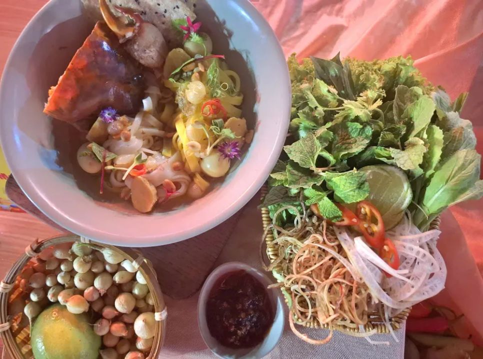 Món mì Quảng nổi tiếng kết hợp với cua Cà Mau