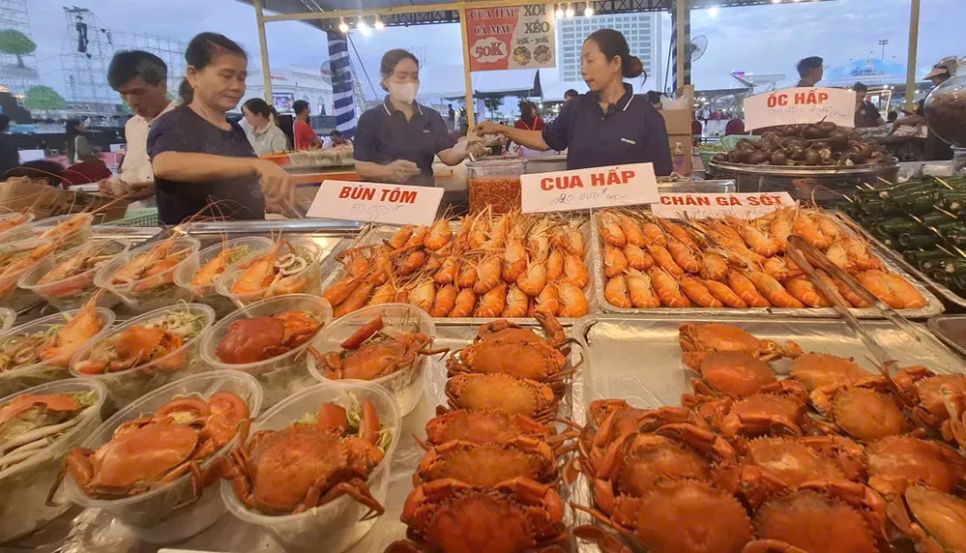 Phục vụ các món ăn trong không gian ẩm thực cua Cà Mau