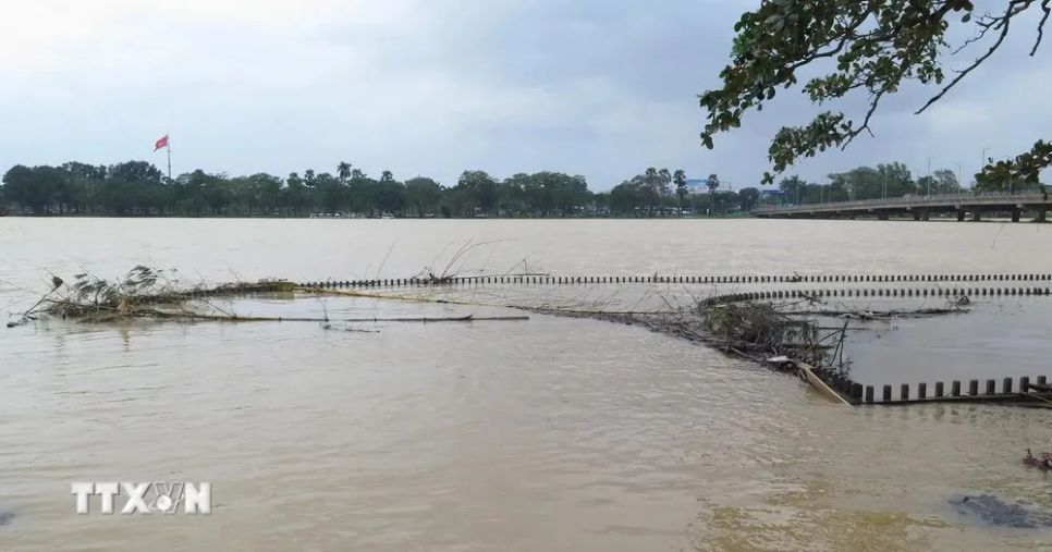 Lũ trên các sông ở Huế đang rút, dao động quanh báo động 2