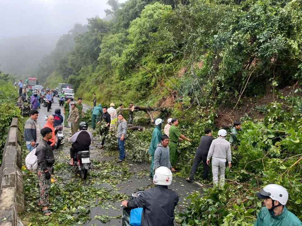 Sau thời gian khắc phục các vị trí sạt lở, đèo Ngoạn Mục đã thông xe trở lại