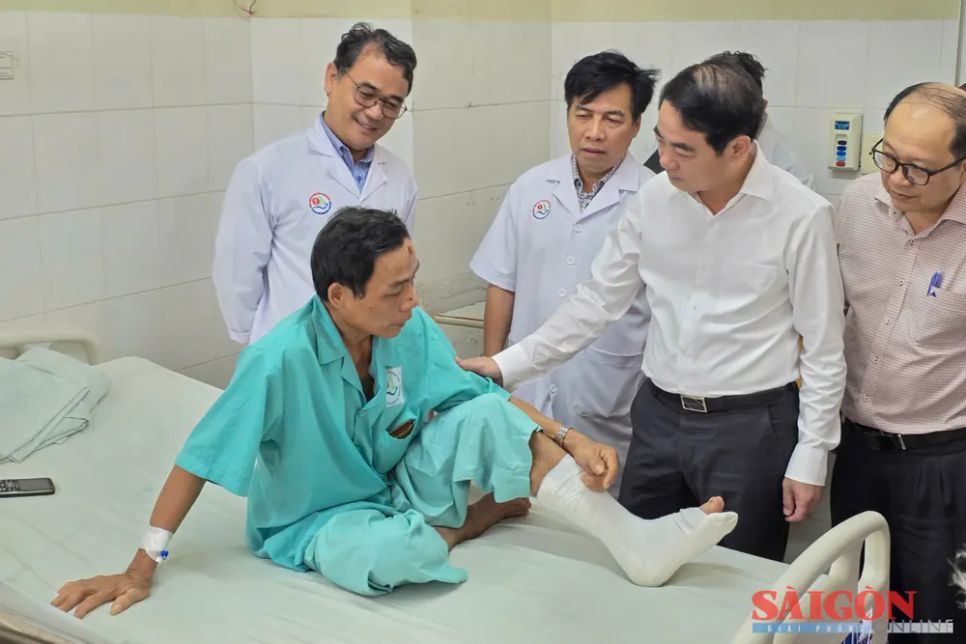 Bí thư Tỉnh ủy Khánh Hòa Nghiêm Xuân Thành thăm hỏi, động viên nạn nhân vụ sạt lở ở đèo Khánh Lê. Ảnh: HIẾU GIANG