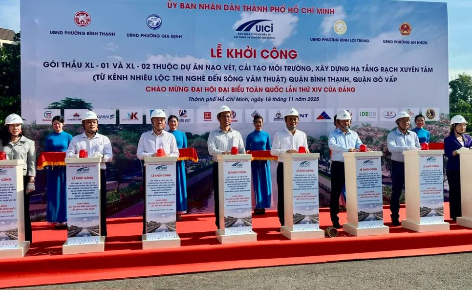 Phó Chủ tịch UBND TPHCM Bùi Xuân Cường nhấn nút khởi công dự án cải tạo rạch Xuyên Tâm. Ảnh: QUỐC HÙNG