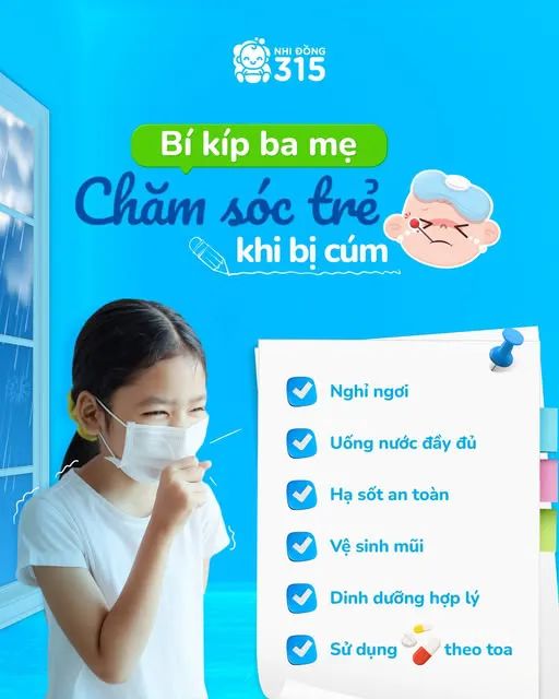 Khi phát hiện bé mệt mỏi, cần cho bé nghỉ ngơi và uống nước đầy đủ nhằm giúp bé bù nước và lấy lại sức. Vệ sinh mũi cho bé bằng cách nhỏ hoặc rửa mũi bằng nước muối sinh lý. Cho bé ăn thức ăn mềm, dễ tiêu hóa như cháo, súp, canh; đảm bảo đủ chất để tăng sức đề kháng. Khi bé sốt cần được hạ sốt an toàn bằng cách dùng sản phẩm hỗ trợ theo chỉ dẫn bác sĩ, tuân thủ liều dựa trên cân nặng Khi phát hiện bé mệt mỏi, cần cho bé nghỉ ngơi và uống nước đầy đủ nhằm giúp bé bù nước và lấy lại sức. Vệ sinh mũi cho bé bằng cách nhỏ hoặc rửa mũi bằng nước muối sinh lý. Cho bé ăn thức ăn mềm, dễ tiêu hóa như cháo, súp, canh; đảm bảo đủ chất để tăng sức đề kháng. Khi bé sốt cần được hạ sốt an toàn bằng cách dùng sản phẩm hỗ trợ theo chỉ dẫn bác sĩ, tuân thủ liều dựa trên cân nặng