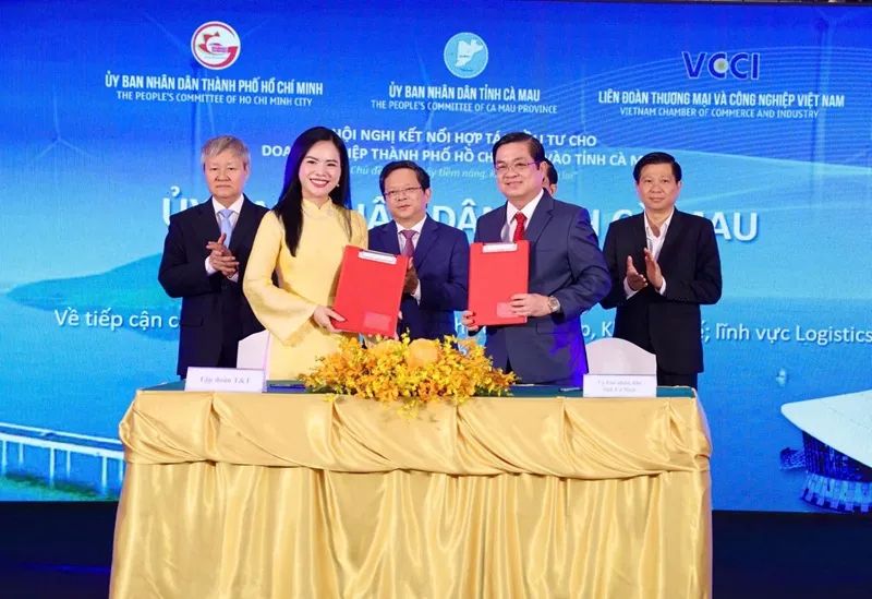 Bà Nguyễn Thị Thanh Bình, Phó Tổng Giám đốc T&T Group ký biên bản ghi nhớ hợp tác với lãnh đạo UBND tỉnh Cà Mau tại sự kiện. Bà Nguyễn Thị Thanh Bình, Phó Tổng Giám đốc T&T Group ký biên bản ghi nhớ hợp tác với lãnh đạo UBND tỉnh Cà Mau tại sự kiện.