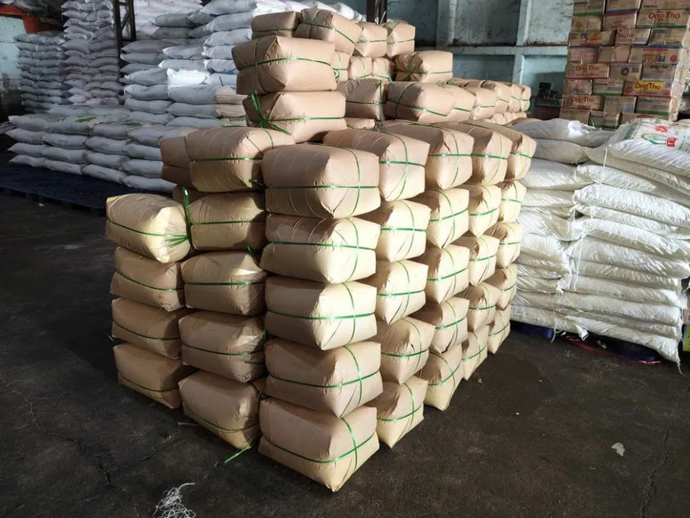 Các lô đường cát lậu và không rõ nguồn gốc bị thu giữ. Ảnh: DMS