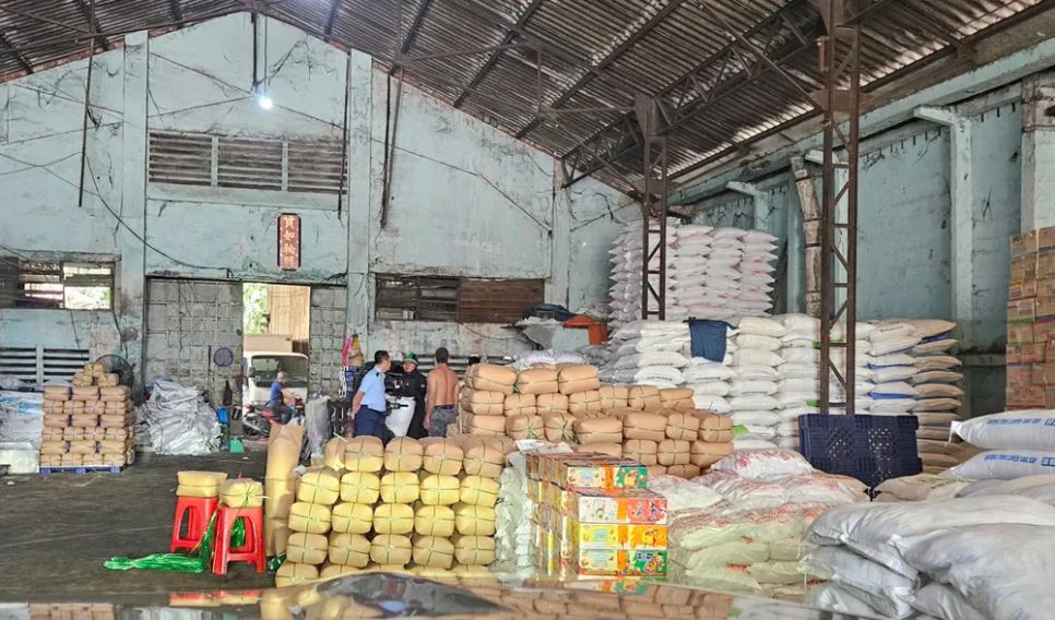 Lực lượng chức năng kiểm tra một trong hai cơ sở kinh doanh đường cát lậu. Ảnh: DMS