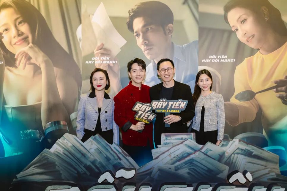 <i>Nhà sản xuất Hằng Trịnh và đạo diễn Oscar Dương (thứ 2 từ trái qua). Ảnh: ĐPCC</i>