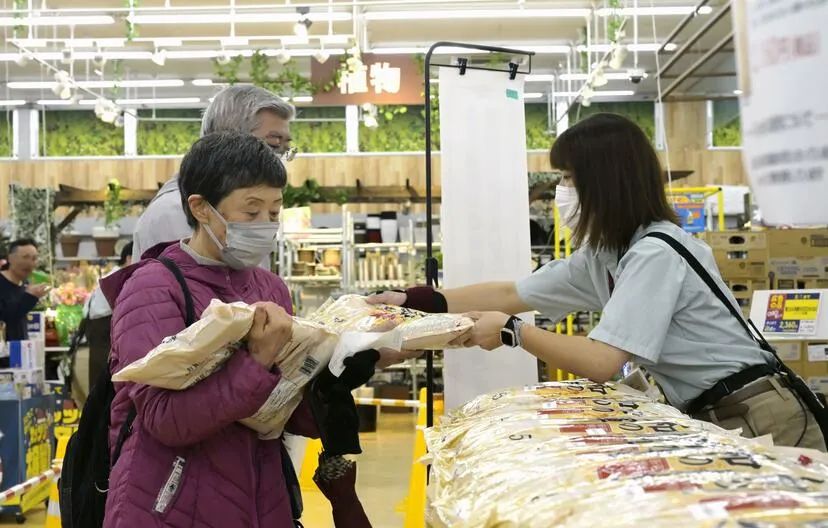 Người dân mua gạo trong chương trình bình ổn giá gạo của Chính phủ Nhật Bản. Ảnh: KYODO