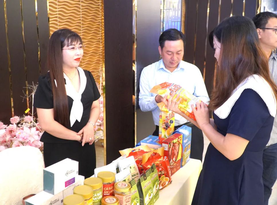 Đại biểu tham quan sản phẩm đặc sắc đến từ TP Cần Thơ