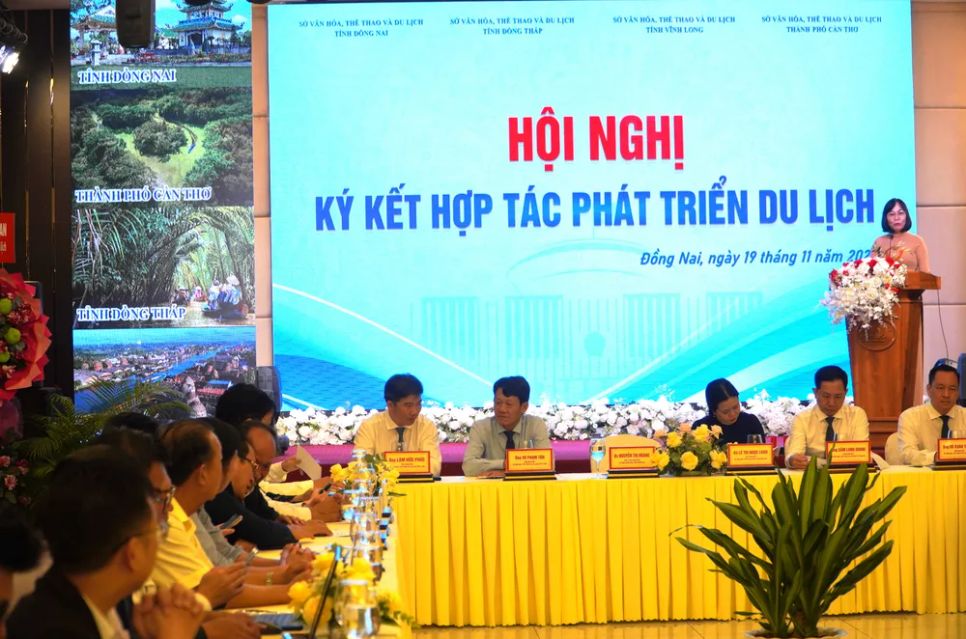 Quang cảnh chương trình ký kết hợp tác phát triển du lịch giữa Đồng Nai và 3 tỉnh, thành phố miền Tây Nam bộ
