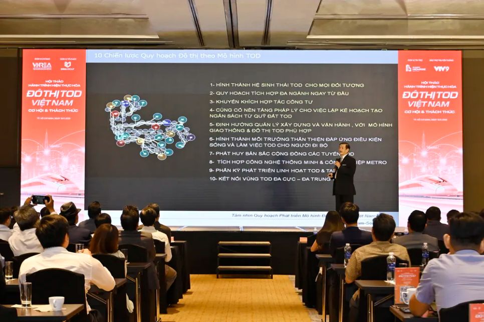 KTS Ngô Viết Nam Sơn trình bày tham luận về quy hoạch phát triển mô hình TOD tại hội thảo. Ảnh: TH