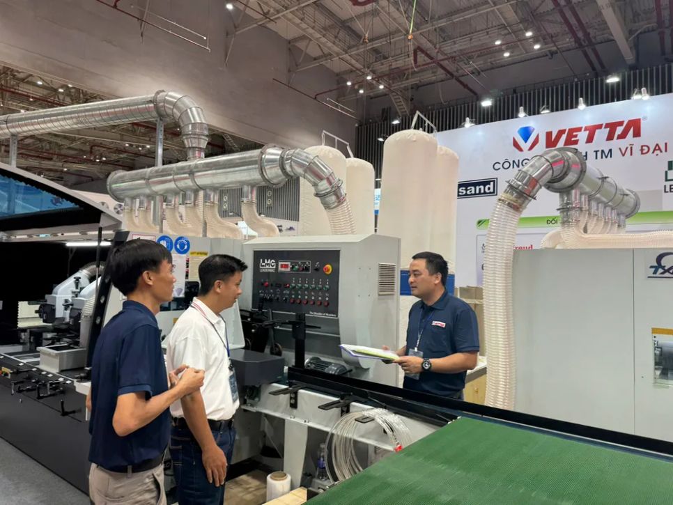 Các doanh nghiệp đang trao đổi tại triển lãm Các doanh nghiệp đang trao đổi tại triển lãm