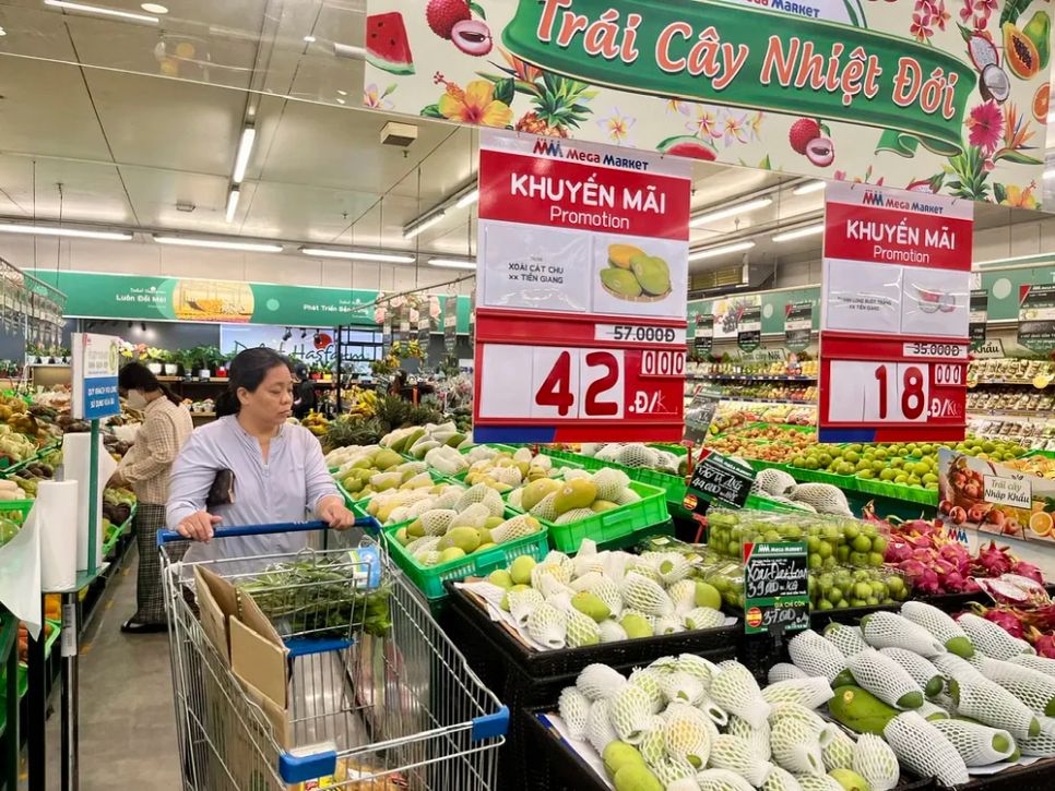 Người tiêu dùng chọn mua rau quả tại MM Mega Market Hiệp Phú, TPHCM