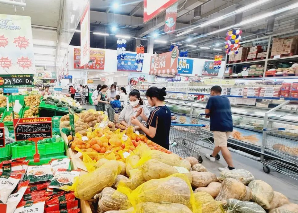 Người tiêu dùng mua thực phẩm tại hệ thống MM Mega Market trên địa bàn TPHCM