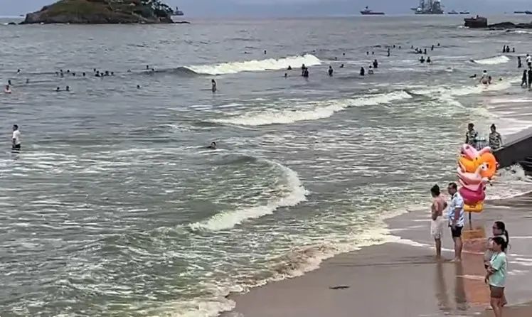 Hiện tượng nước biển màu xanh lá là hiện tượng tự nhiên, do có sự xuất hiện của vi tảo, không ảnh hưởng đến môi trường và sức khỏe. Ảnh: KHẮC TỘ (chụp ngày 25-10)