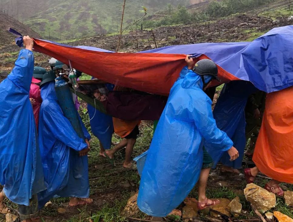 Đoạn đường di chuyển khó khăn do sạt lở kèm mưa lớn Đoạn đường di chuyển khó khăn do sạt lở kèm mưa lớn