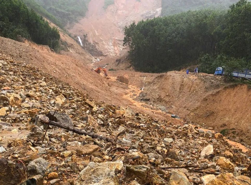 Khu vực đường QL40B đoạn qua mỏ đá Trà Giác (thuộc xã Trà Tân) xảy ra sạt lở nghiêm trọng Khu vực đường QL40B đoạn qua mỏ đá Trà Giác (thuộc xã Trà Tân) xảy ra sạt lở nghiêm trọng