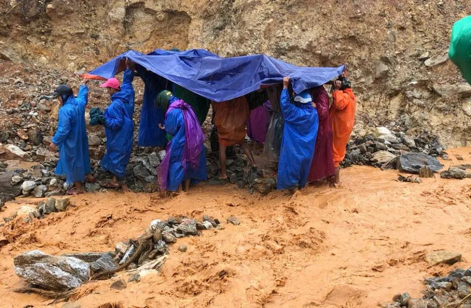 Lực lượng chức năng cùng người nhà dùng võng khiêng bệnh nhân qua khu vực nguy hiểm để đi cấp cứu Lực lượng chức năng cùng người nhà dùng võng khiêng bệnh nhân qua khu vực nguy hiểm để đi cấp cứu