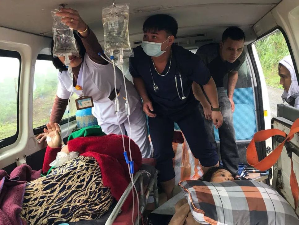 Xe cứu thương của Trung tâm Y tế khu vực Bắc Trà My vận chuyển các bệnh nhân lên tuyến trên Xe cứu thương của Trung tâm Y tế khu vực Bắc Trà My vận chuyển các bệnh nhân lên tuyến trên