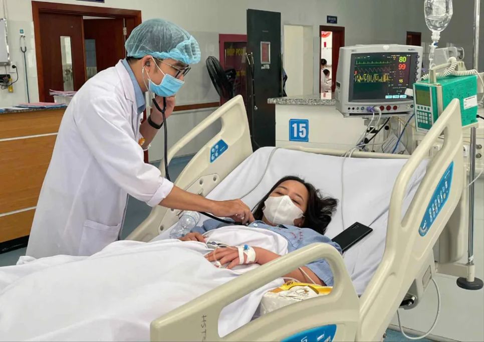 Bác sĩ thăm khám cho bệnh nhân