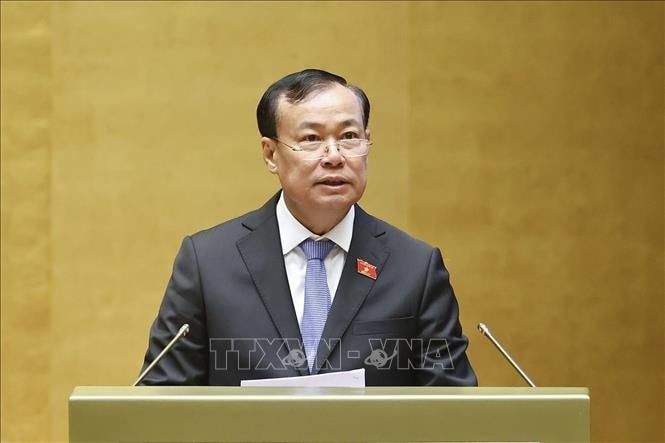 Chủ nhiệm Ủy ban Quốc phòng, An ninh và Đối ngoại của Quốc hội Lê Tấn Tới trình bày Báo cáo thẩm tra về dự thảo Nghị quyết. Ảnh: Doãn Tấn/TTXVN