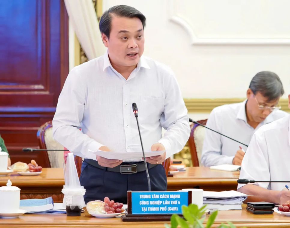 Đồng chí Lê Trường Duy, Giám đốc Trung tâm Cách mạng Công nghiệp lần thứ 4 TPHCM (C4IR) báo cáo tại cuộc họp. Ảnh: HOÀNG HÙNG Đồng chí Lê Trường Duy, Giám đốc Trung tâm Cách mạng Công nghiệp lần thứ 4 TPHCM (C4IR) báo cáo tại cuộc họp. Ảnh: HOÀNG HÙNG