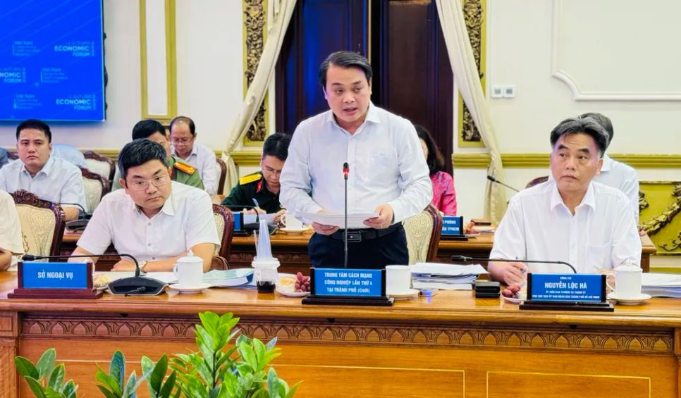 Ông Lê Trường Duy, Giám đốc HCM C4IR, báo cáo công tác tổ chức Diễn đàn. Ảnh: Đình Dư