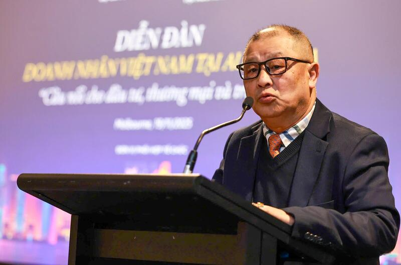 Ông Trần Bá Phúc - Chủ tịch Hội Doanh nhân Việt Nam tại Úc phát biểu tại diễn đàn Ông Trần Bá Phúc - Chủ tịch Hội Doanh nhân Việt Nam tại Úc phát biểu tại diễn đàn