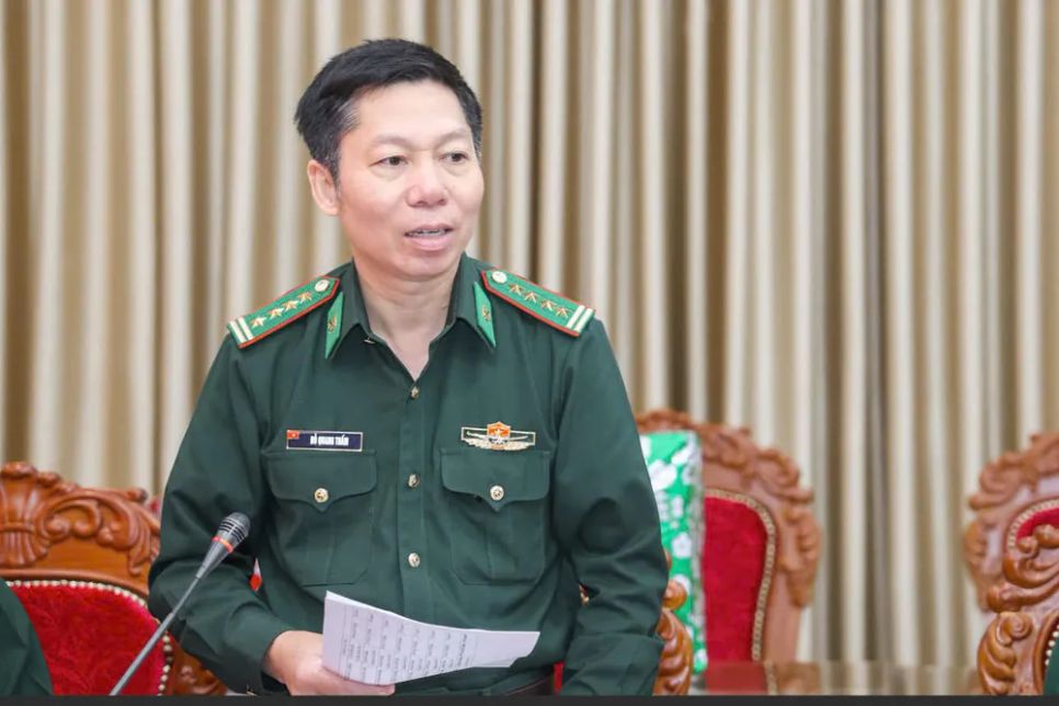 Đại tá Đỗ Quang Thấm, Phó Chính ủy Bộ CHQS tỉnh Đắk Lắk kiêm Chính ủy Ban Chỉ huy Bộ đội Biên phòng tỉnh Đắk Lắk phát biểu tại buổi làm việc. Ảnh: <span style=