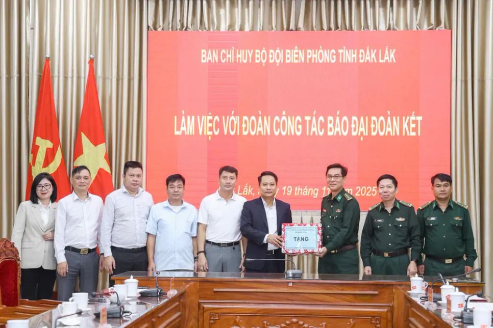 Lãnh đạo Ban Chỉ huy Bộ đội Biên phòng tỉnh Đắk Lắk tặng quà cho Báo Đại <span style=