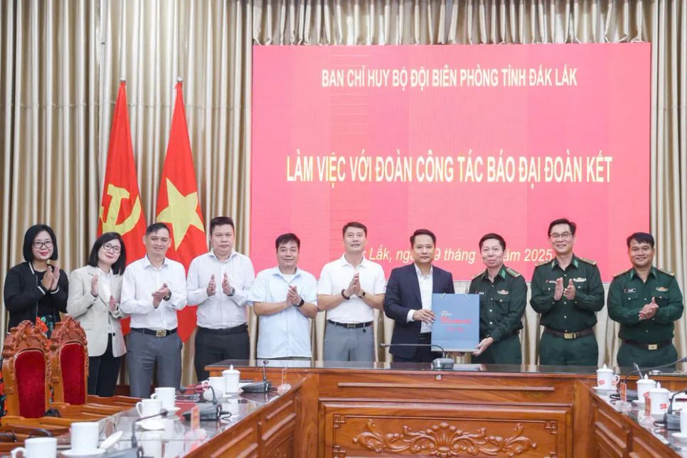 Lãnh đạo Báo Đại đoàn kết tặng quà cho Ban Chỉ huy Bộ đội Biên phòng tỉnh Đắk Lắk. Ảnh: <span style=