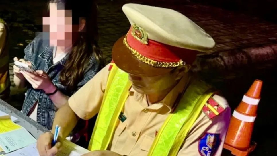 CSGT lập biên bản nữ tài xế vi phạm nồng độ cồn