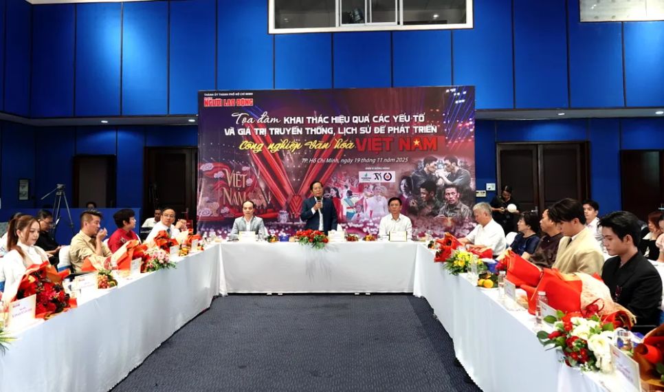 Tổng Biên tập Báo Người Lao Động Tô Đình Tuân phát biểu tại buổi Tọa đàm “Khai thác hiệu quả các yếu tố và giá trị truyền thống lịch sử để phát triển công nghiệp văn hóa Việt Nam”. Ảnh: THÚY BÌNH