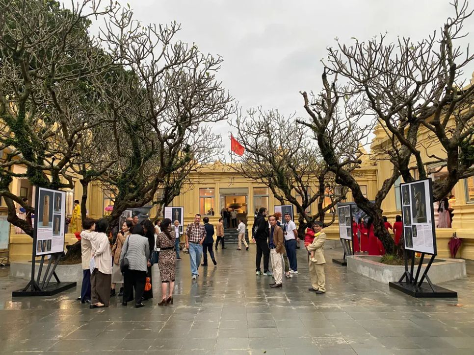 3 bảo vật còn lại được giới thiệu qua các tư liệu và bộ hình ảnh được triển lãm, do gắn với di tích và yêu cầu của công tác bảo quản