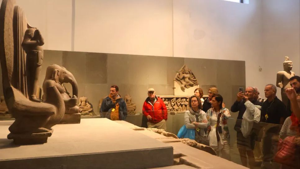 Du khách nước ngoài tham quan tại Bảo tàng Điêu khắc Chăm Đà Nẵng