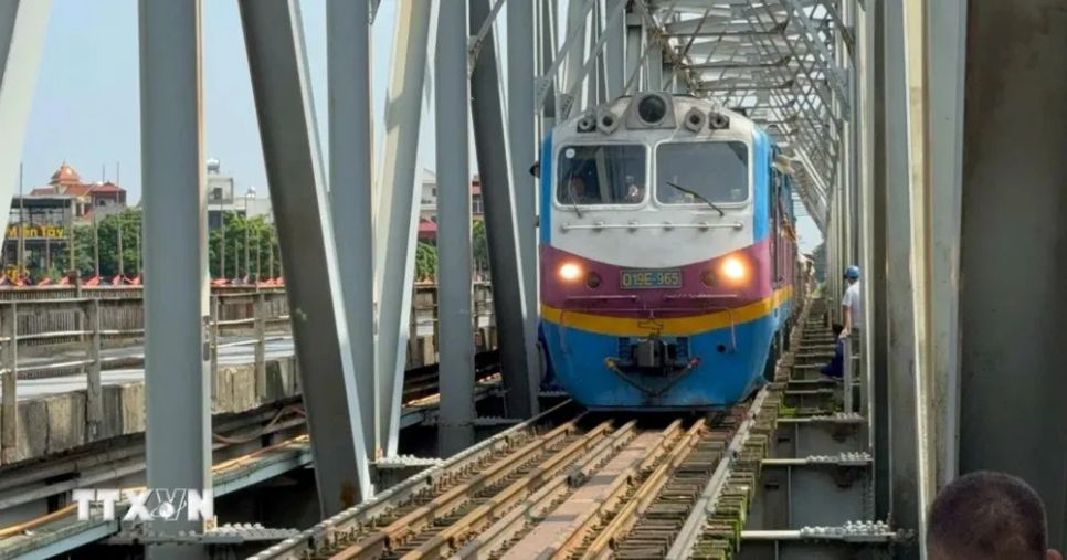 Đường sắt tạm dừng nhiều chuyến tàu ngày 20-11 do mưa lũ tại miền Trung Đường sắt tạm dừng nhiều chuyến tàu ngày 20-11 do mưa lũ tại miền Trung