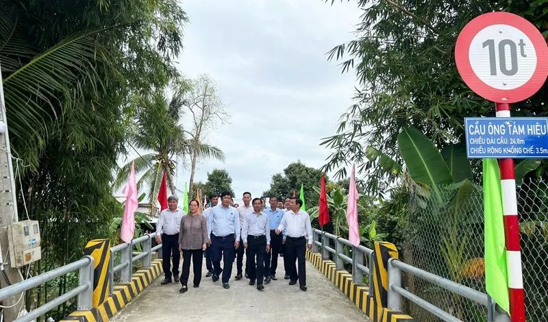 Cầu đại đoàn kết được xây dựng bằng bê tông cốt thép vĩnh cửu, dài 24,8m, rộng 3,5m, gồm 3 nhịp và có tĩnh không 1,5m; tải trọng thiết kế khoảng 11 tấn