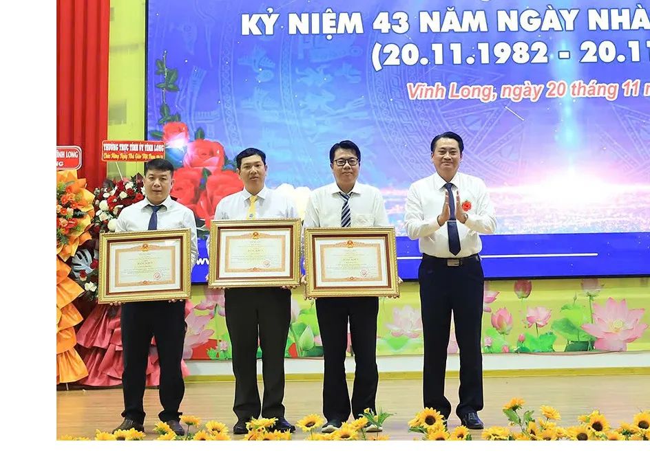 Phó Chủ tịch UBND tỉnh Vĩnh Long Nguyễn Quỳnh Thiện trao bằng khen cho tập thể, cá nhân.