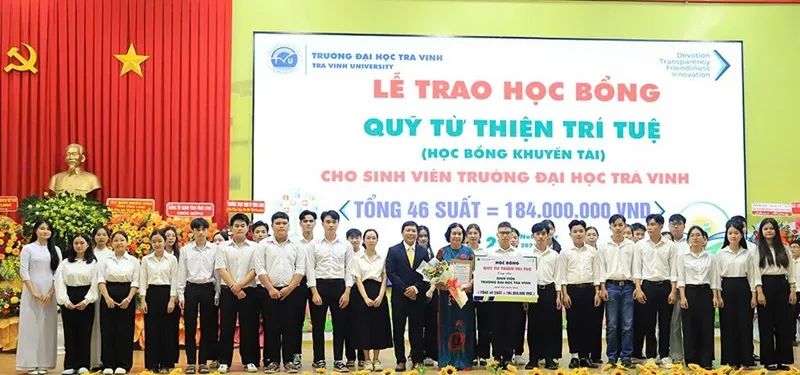 Trao học bổng cho sinh viên