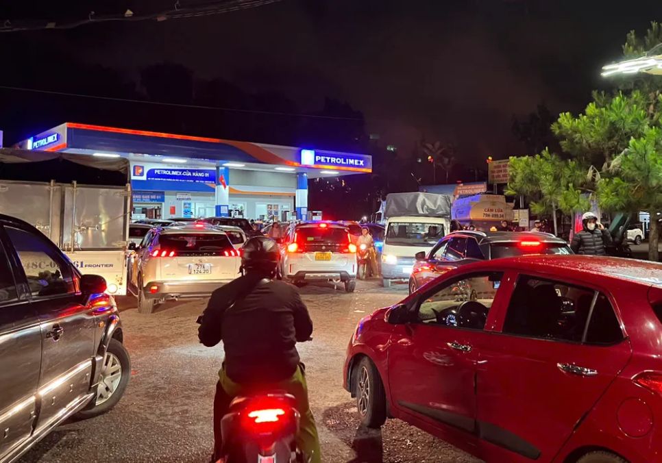 Mặc dù đến tối Sở Xây dựng có văn bản thay thế nhưng nhiều người dân vẫn lo lắng về nguồn cung thiếu hụt xăng, dầu nên vẫn đi đổ