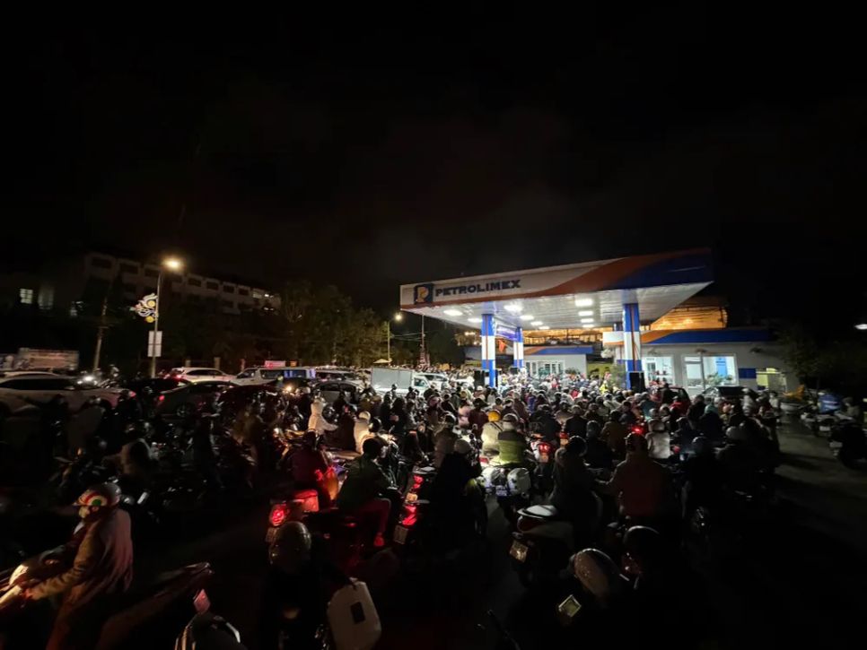 Người dân Đà Lạt ùn ùn đi đổ xăng, dầu do lo ngại thiếu hụt nguồn cung