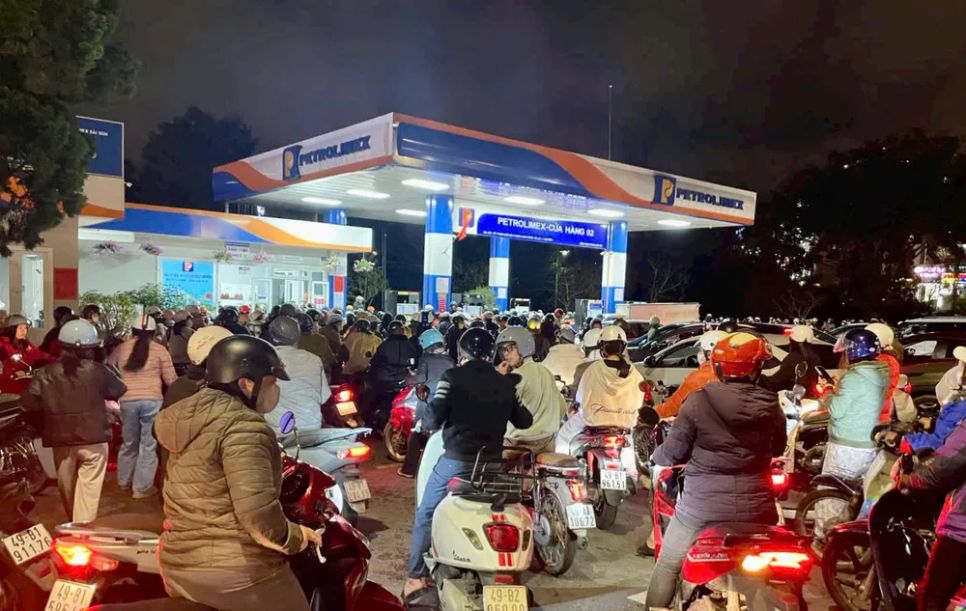 Người dân Đà Lạt ùn ùn đi đổ xăng, dầu lo ngại thiếu hụt nguồn cung