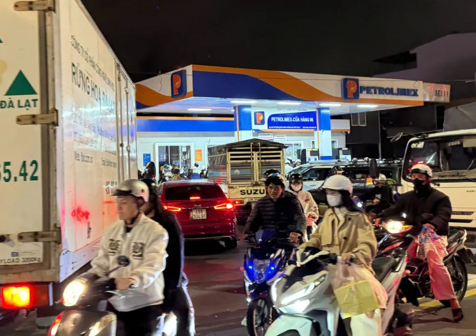 Người dân Đà Lạt ùn ùn đi đổ xăng do lo ngại thiếu hụt nguồn cung 