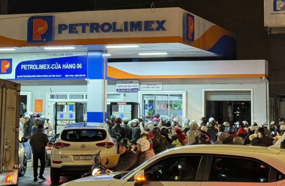 Người dân ùn ùn đi đổ xăng tối 20-11 trên đường Trần Phú, phường Xuân Hương - Đà Lạt, tỉnh Lâm Đồng