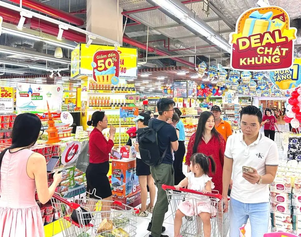 Người tiêu dùng mua sắm tại siêu thị. Ảnh: WINCOMMERCE
