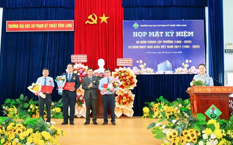 PGS.TS Nguyễn Thanh Tùng chúc mừng 3 tân Phó Giáo sư của trường