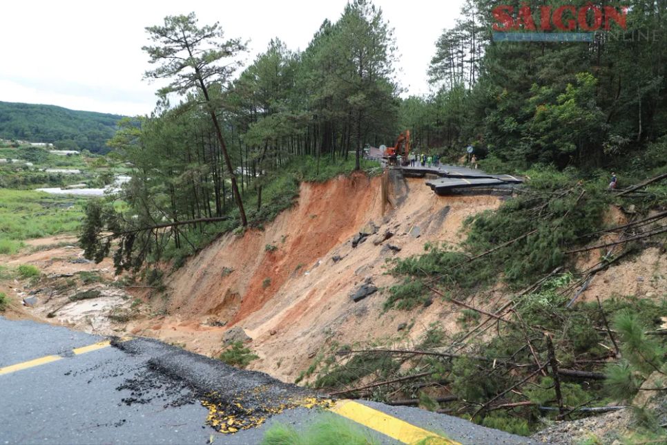 Đèo Mimosa bị sạt lở đã chia cắt hoàn toàn tuyến đường huyết mạch ra vào cửa ngõ Đà Lạt