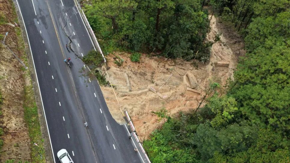 Đèo Prenn bị sạt lở sáng 17-11