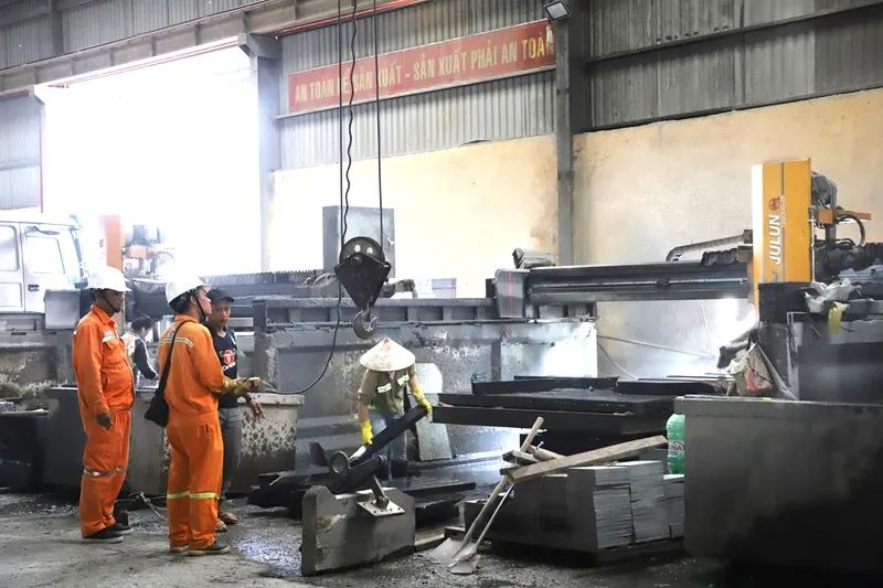 Công nhân Công ty Điện lực Lâm Đồng kiểm tra hệ thống điện trong các cơ sở sản xuất